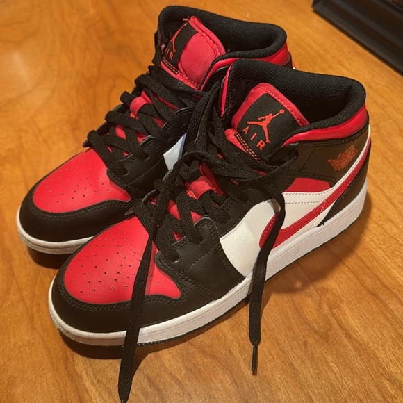 Nike Air Jordan 1 Boys' Size 5 - Picture 2 of 4